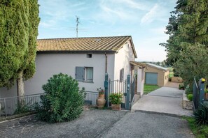 Exterior - Tipico casale toscano immerso nel verde della Valtiberina vicino ad Anghiari (Toscana)