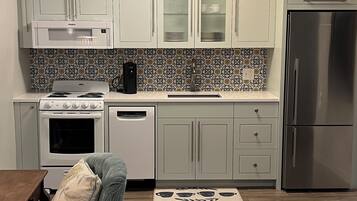 Réfrigérateur, micro-ondes, four, plaque de cuisson