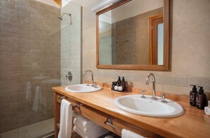 Deluxe Double Room | Bathroom | Combined shower/tub, hair dryer, towels