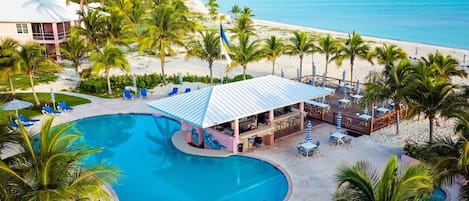 Alberca techada y alberca al aire libre