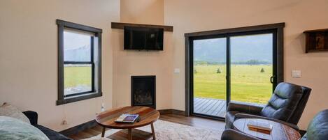 Smart-TV, Kamin, Bücher