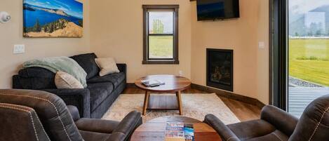 TV connectée, cheminée, livres