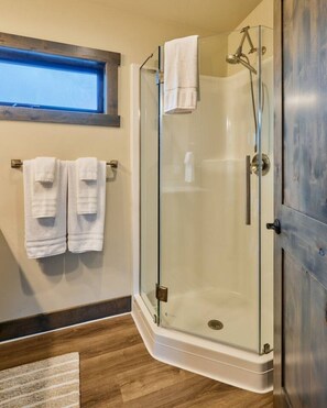Douche, séchoir à cheveux, serviettes fournies, savon