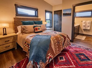 2 bedrooms, iron/ironing board, travel cot, WiFi - Teakettle - Stunning Mountain Views, Close to GNP! (Columbia Falls)