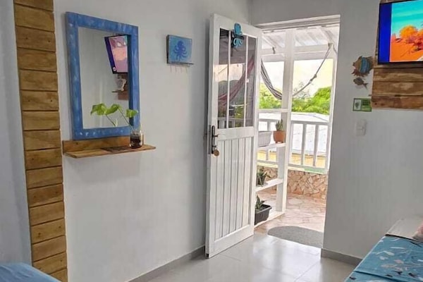 Habitación triple estándar, 1 habitación, balcón, vista al mar | Wifi gratis