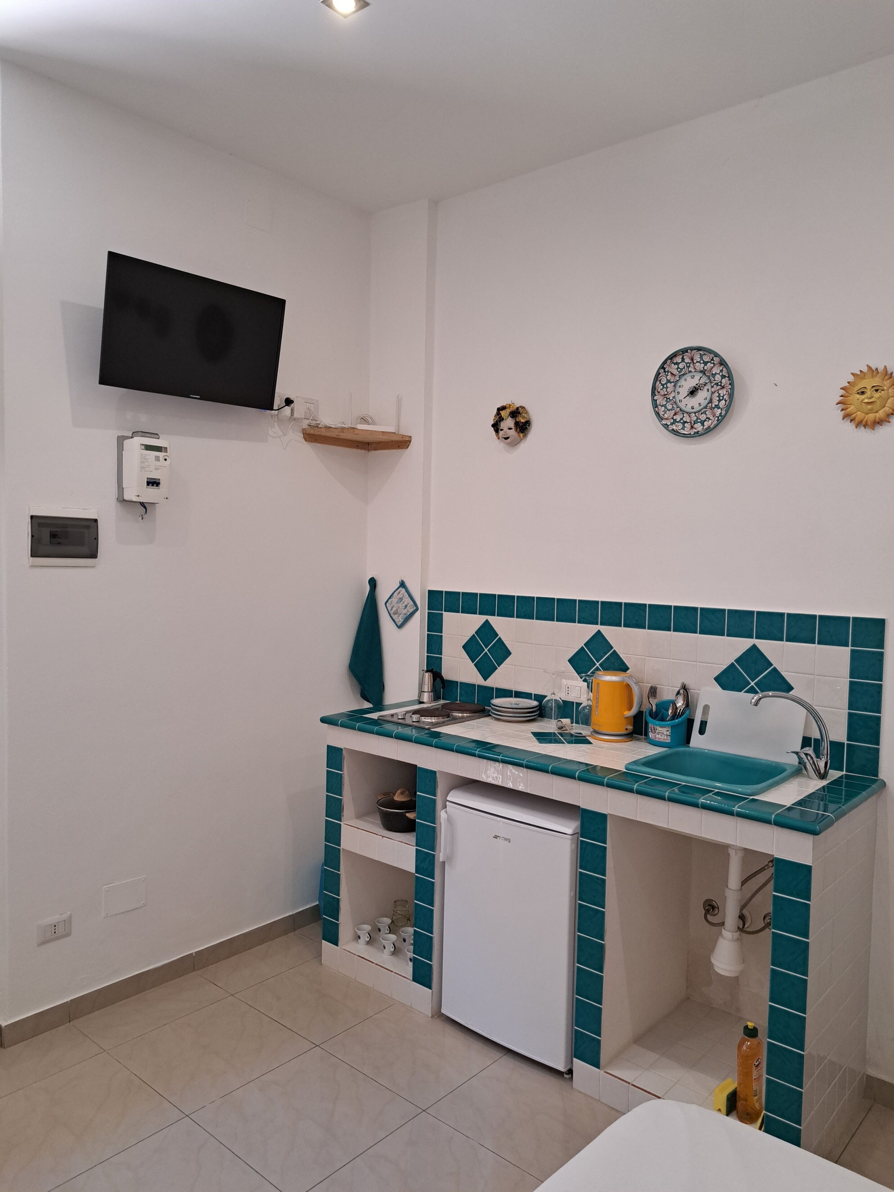 Kühlschrank, Herdplatte, Wasserkocher mit Kaffee-/Teezubehör