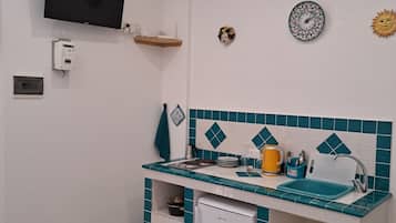 Kühlschrank, Herdplatte, Wasserkocher mit Kaffee-/Teezubehör