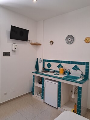 Fridge, stovetop, coffee/tea maker, electric kettle