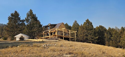 Outlaw Cabin at Arcady Ridge Ranch-rustic vibe meets and beautiful mountain view