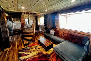 Smart TV, fireplace - Outlaw Cabin at Arcady Ridge Ranch-rustic vibe meets and beautiful mountain view (Dubois)