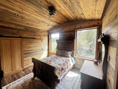 Outlaw Cabin at Arcady Ridge Ranch-rustic vibe meets and beautiful mountain view