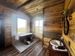Shower, hair dryer, towels, soap - Outlaw Cabin at Arcady Ridge Ranch-rustic vibe meets and beautiful mountain view (Dubois)