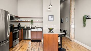 Geladeira, micro-ondas, fogão, cooktop