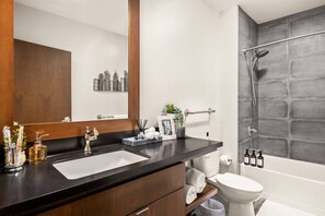 SĂšche-cheveux, serviettes fournies