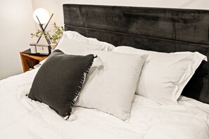 1 dormitori, escriptori, planxa i posts de planxar i wifi 