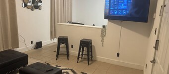 Cozy 1-bedroom apartment in Historic Mill Hill with AC, WiFi