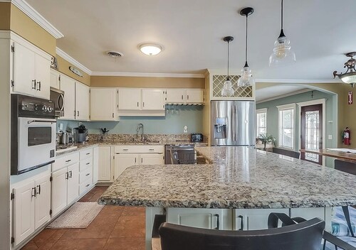 Charming Coastal Retreat in West Biloxi!