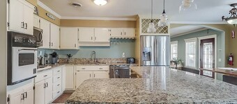 Charming Coastal Retreat in West Biloxi!