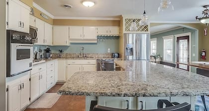 Charming Coastal Retreat in West Biloxi!