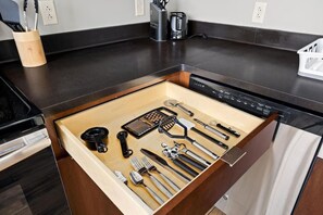 Een koelkast, een microgolfoven, een oven, een kookplaat