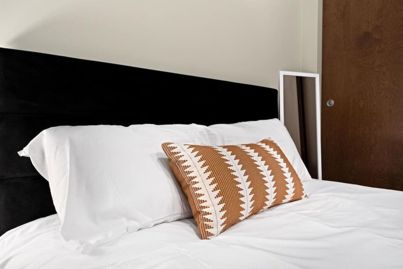 1 habitación, escritorio, tabla de planchar con plancha y wifi 