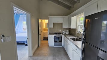 Fridge, oven, stovetop, coffee/tea maker