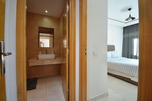 مجففات شعر، مناشف، صابون، ورق حمّام