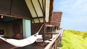Cabane Standard, balcon, vue piscine | Vue sur le complexe touristique