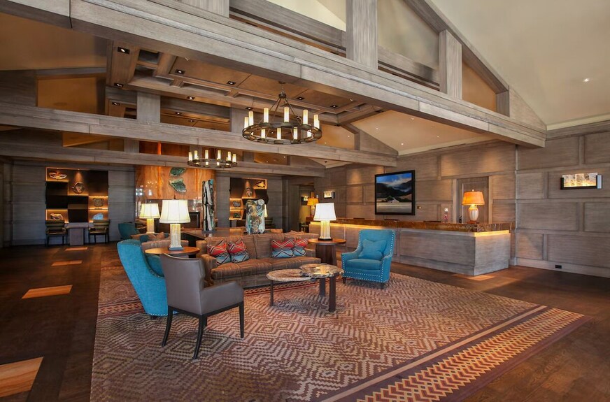 Elevated Flagstaff Experience: Luxurious Accommodations & Forest Tranquility - Flagstaff, AZ