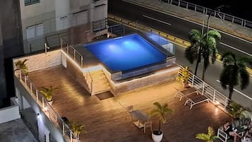 Una piscina al aire libre