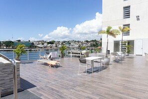 Outdoor dining - Apt with pool in front of Zona Colonial + parking (Santo Domingo Este)