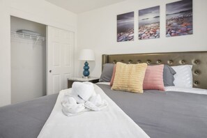 Escritorio, tabla de planchar con plancha, wifi y ropa de cama 