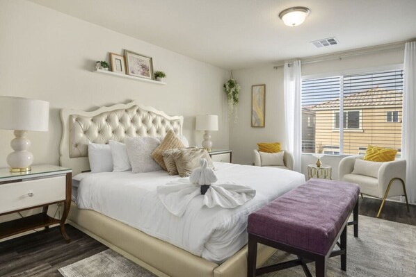 Escritorio, tabla de planchar con plancha, wifi y ropa de cama 