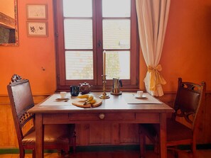 Dining - La Maison Bleue - Historic house in the heart of Riquewihr. "Le Renard" 2 guest flat (Riquewihr)