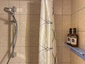 Sèche-cheveux, serviettes fournies
