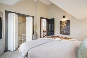 2 bedrooms, desk, iron/ironing board, WiFi