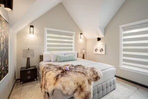 2 bedrooms, desk, iron/ironing board, WiFi - Downtown Bungalow Walking Distance from CU (Boulder)