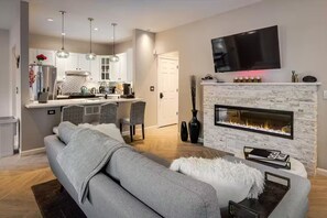 TV connectée, cheminée, médiathèque, vidéothèque