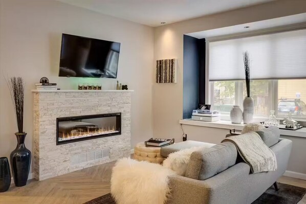 TV connectée, cheminée, médiathèque, vidéothèque