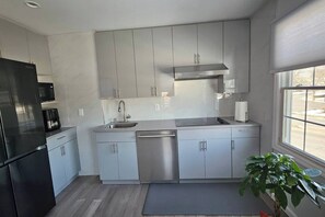 Frigorífic, microones, placa de cuina i rentaplats
