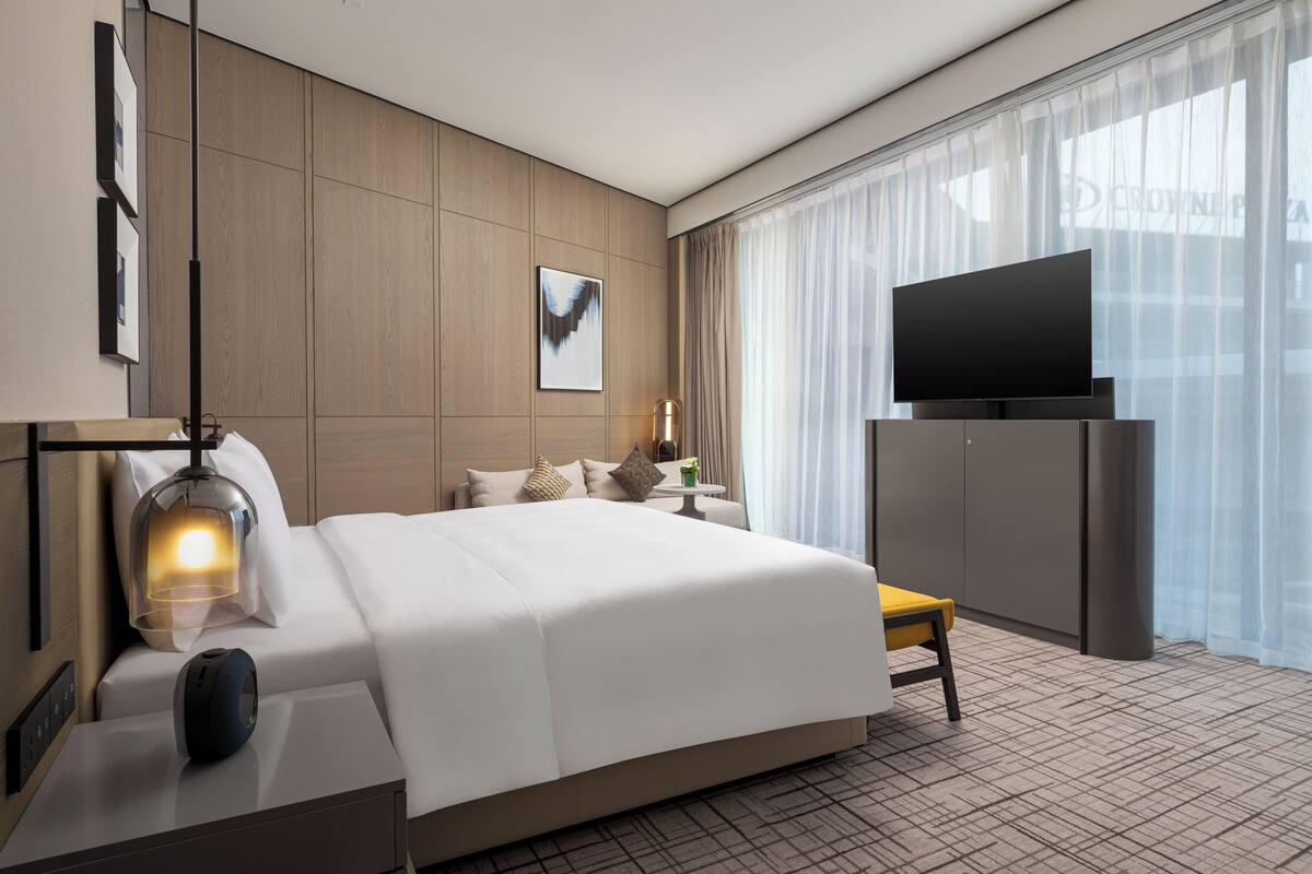 Standard Room, 1 King Bed, Accessible | WiFi (free), bed sheets