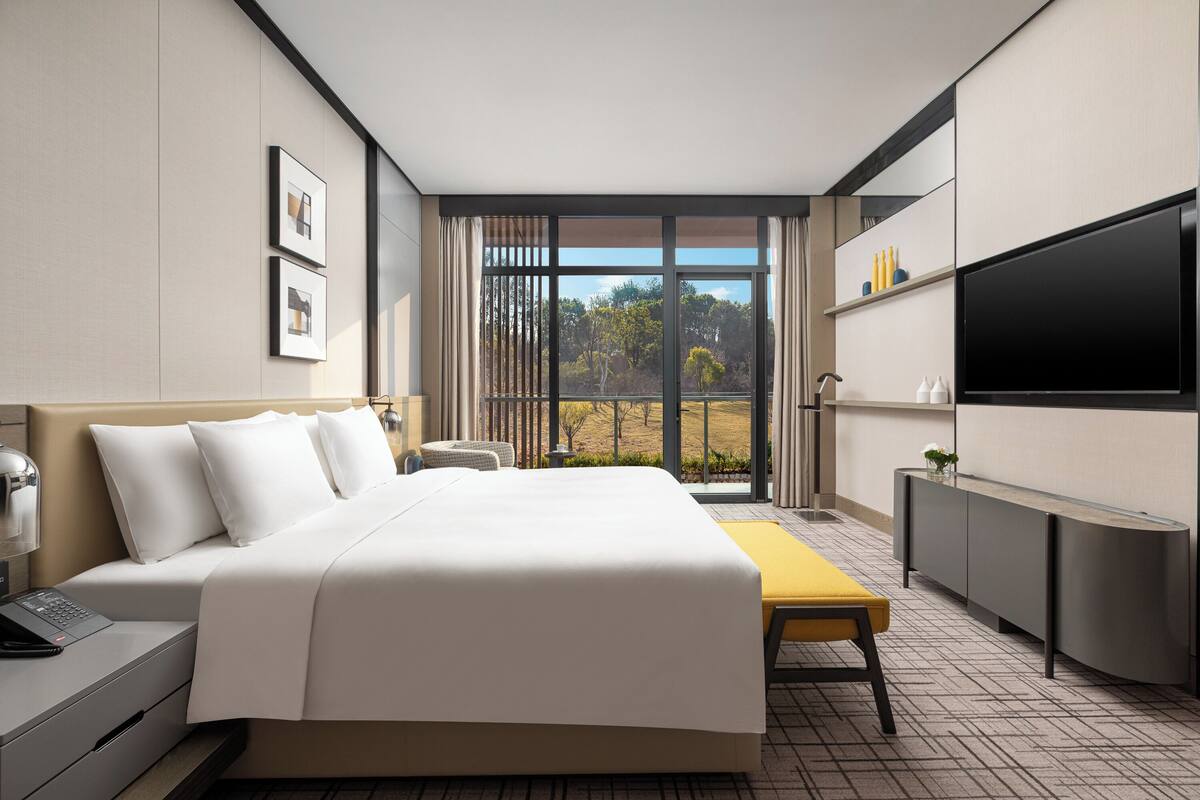 Standard Room, 1 King Bed, Balcony | WiFi (free), bed sheets