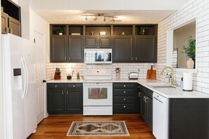 Réfrigérateur, four à micro-ondes, un four, surface de cuisson