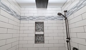 Douche, sĂšche-cheveux, serviettes fournies