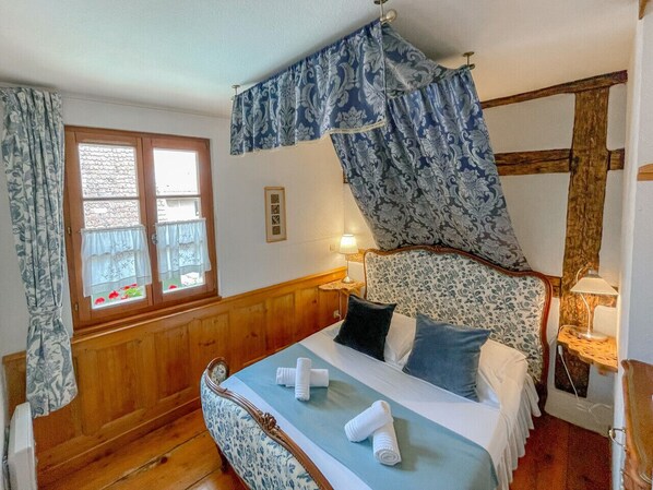 1 bedroom, iron/ironing board, free WiFi, bed sheets - La Maison Bleue - Historic house in the heart of Riquewihr. "Le Hérisson" 2 guest flat (Riquewihr)