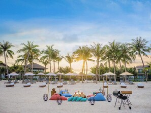 Outdoor dining - Beachfront swimming pool villa Marina resort Beautiful with kitchen  (Phu Quoc)