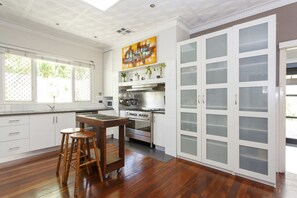 Fridge, microwave, oven, stovetop - Lola's Retreat-South Fremantle close to the Beach (South Fremantle)