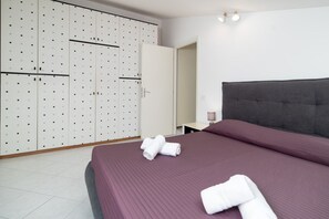 2 chambres, fer et planche à repasser, Wi-Fi, draps fournis