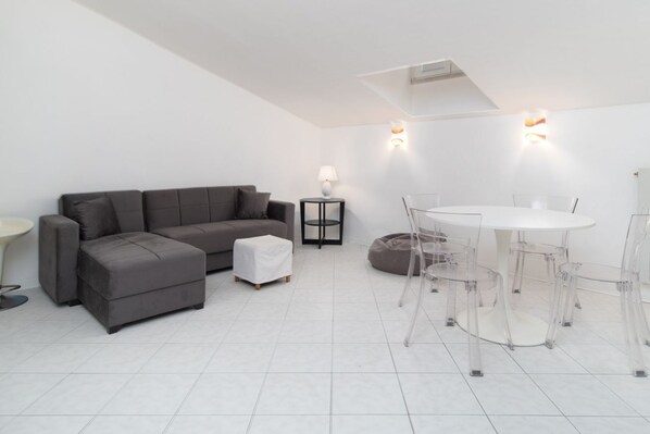 Unclassified image, 1 of 25, button