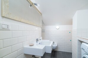 Dutxa, articles de tocador gratuïts, assecador de cabells i bidet 